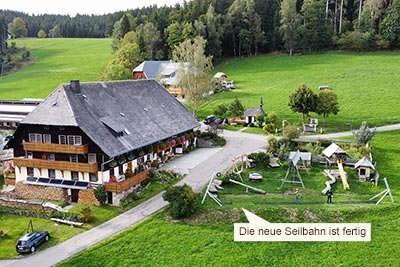 Blick über den Spielplatz mit der Seilbahn