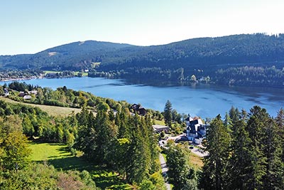 Idyllisch liegt der Titisee zwischen den Schwarzwaldhöhen